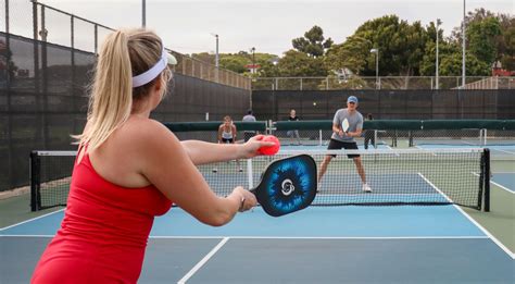 How to play pickleball .